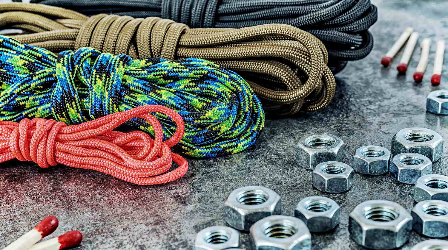 Feature | Paracord hanks of different colors and size, internal screws and a spring hook with imitation of paracord knot | Paracord Projects | Solid Gear Wrap
