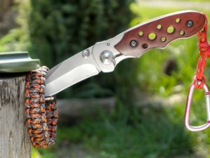 Survival kit knife and paracord bracelet | Bear Grylls' Survival Kit Review | Featured