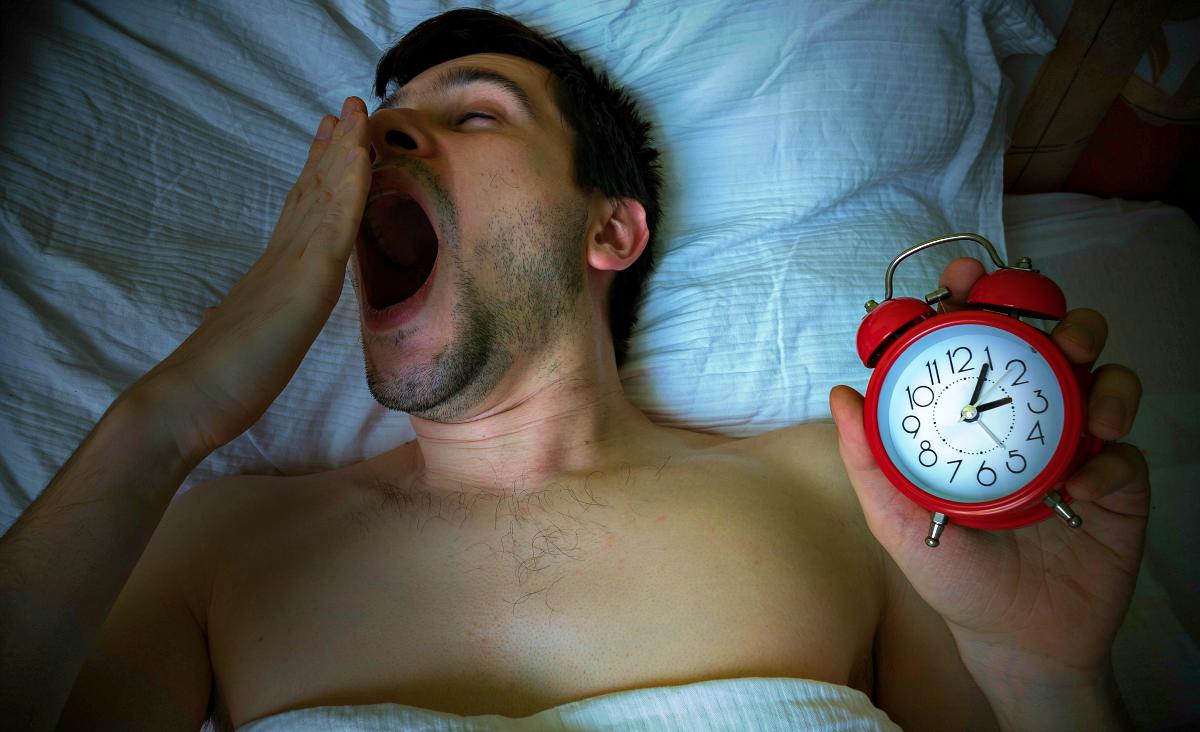 El joven soñoliento bosteza y se acuesta tarde / Habilidades de Supervivencia al aire libre / Decir La Hora En La Naturaleza Sin Reloj