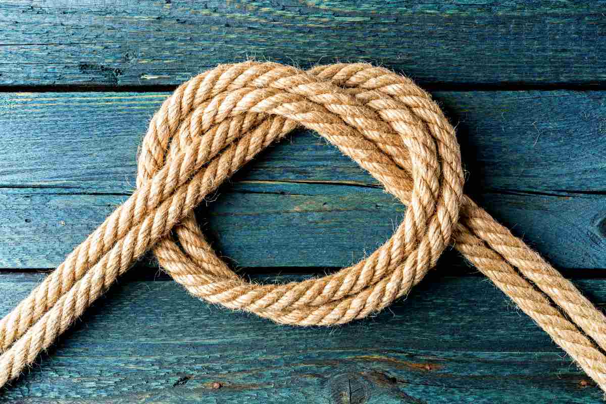 Overhand bow knot | Essential Knots Every Survivalist Needs To Know 
