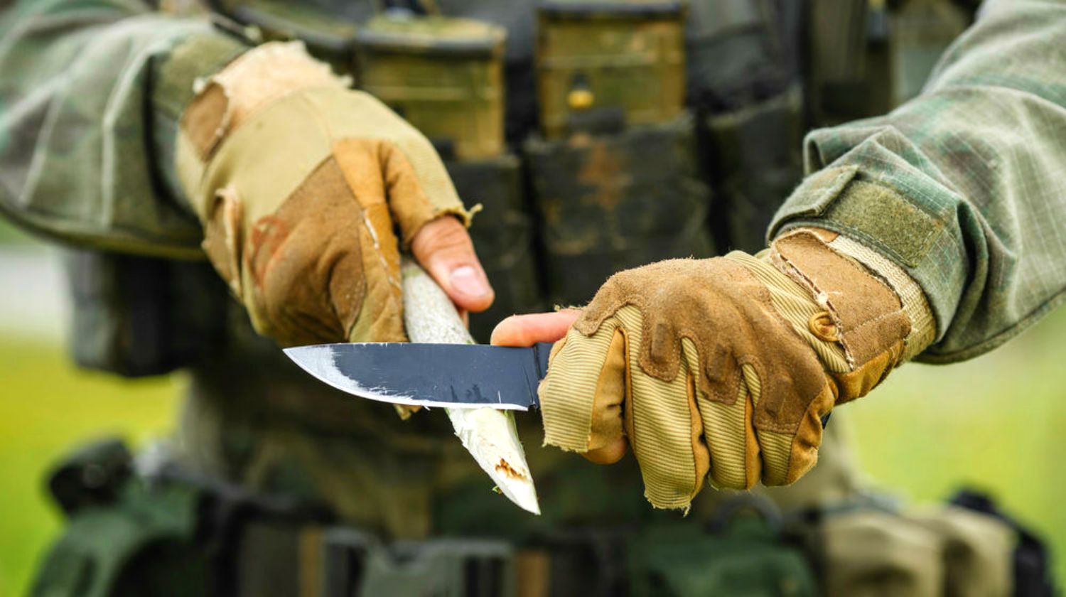 Feature | Soldier with a knife cut a wooden stick | How To Sharpen A Knife At Camp [Video]