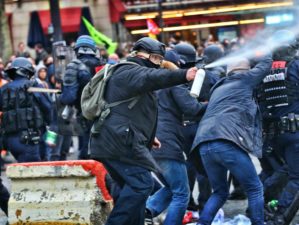 Feature | Police spraying protesters mob of looters | Tips For Surviving A Mob Of Looters