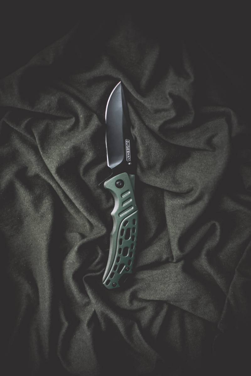 black and silver folding knife | North Dakota Knife Laws
