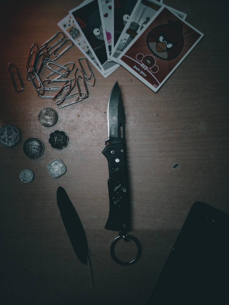 black handle knife beside playing cards knife laws US | Pennsylvania Knife Laws