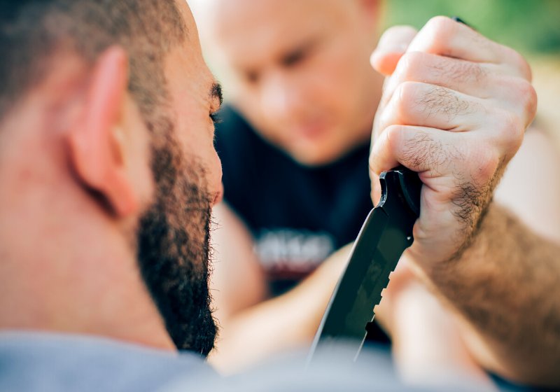 kapap instruktør demonstrerer kampsport selv | lommeknive til selvforsvar