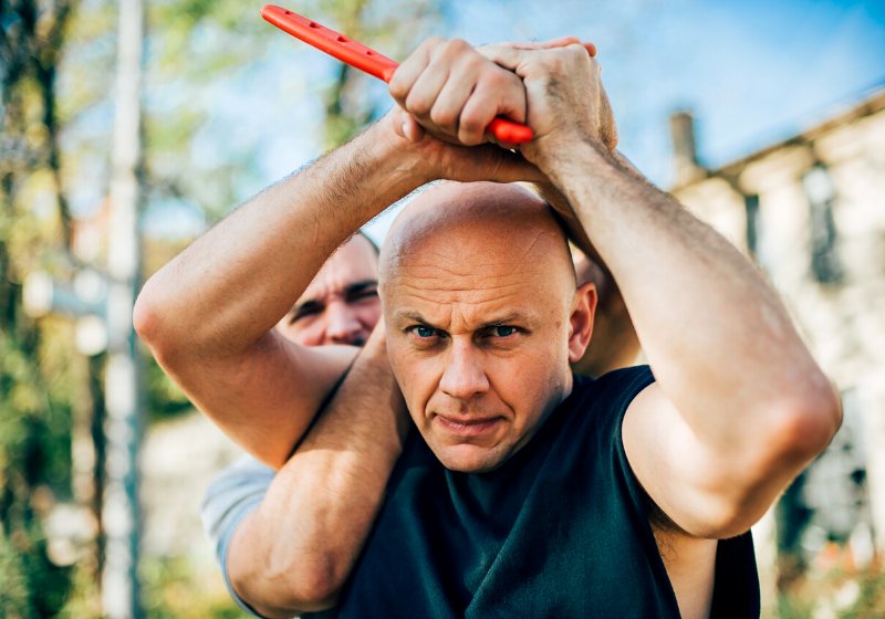 kapap instruktør demonstrerer kampsport selv | kaste knive til selvforsvar 