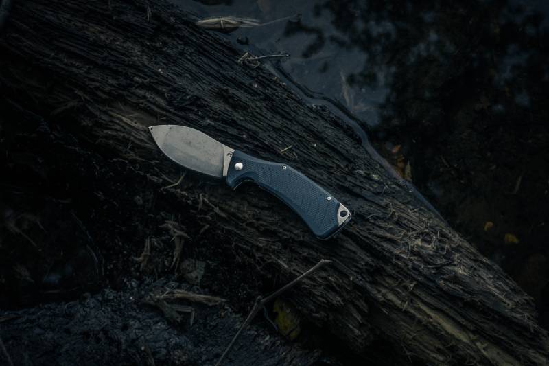 black and silver knife on brown wood | Minnesota Knife Laws