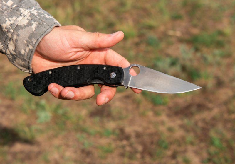 férfi kés erdei utazás katonai koncepció | a legjobb kések az önvédelemhez