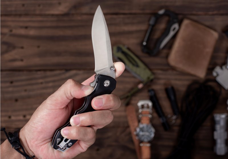 omul care folosește cuțitul pliabil mâna apropiată | cele mai bune cuțite pliabile pentru autoapărare