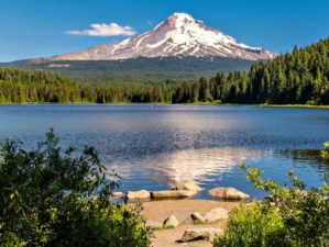 Featured | Boaters enjoying a summer weather on trillium lake in orego | Best Campgrounds In Oregon