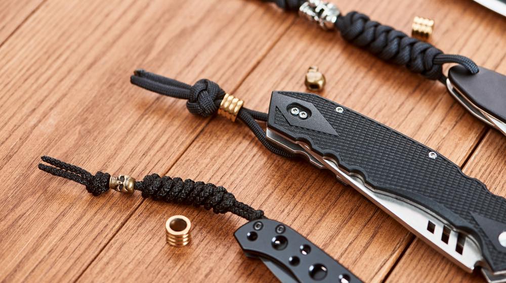 row-pocket-knives-decorated-handmade-paracord | Cool Weapons For Christmas Gifts | featured