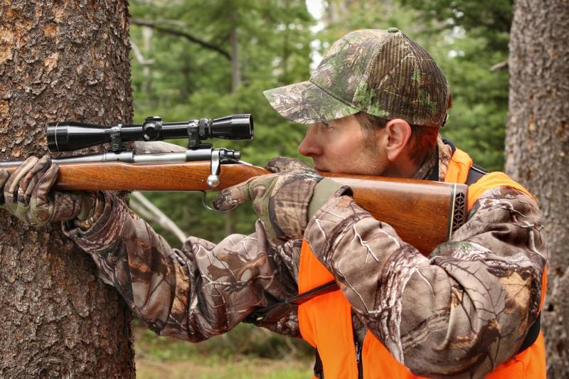 deer-hunter-aiming-rifle-woods | where to shoot a deer with a 22
