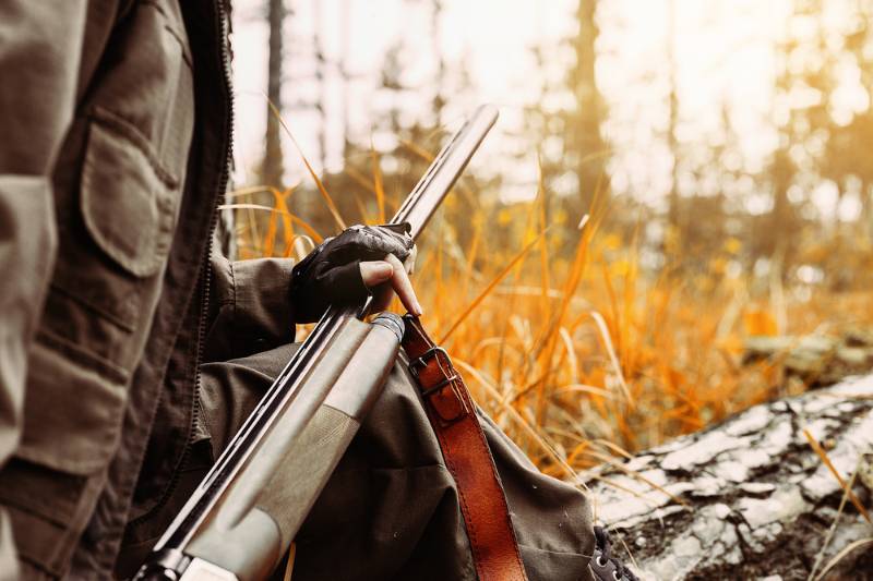 autumn-hunting-season-woman-hunter-gun hunting season SS