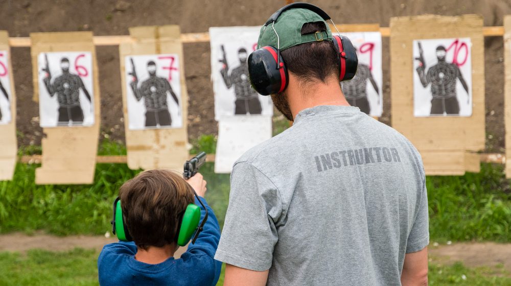 Gun Instructor Teaching Young Kid How to Shoot | Smith & Wesson Model 422 | Featured